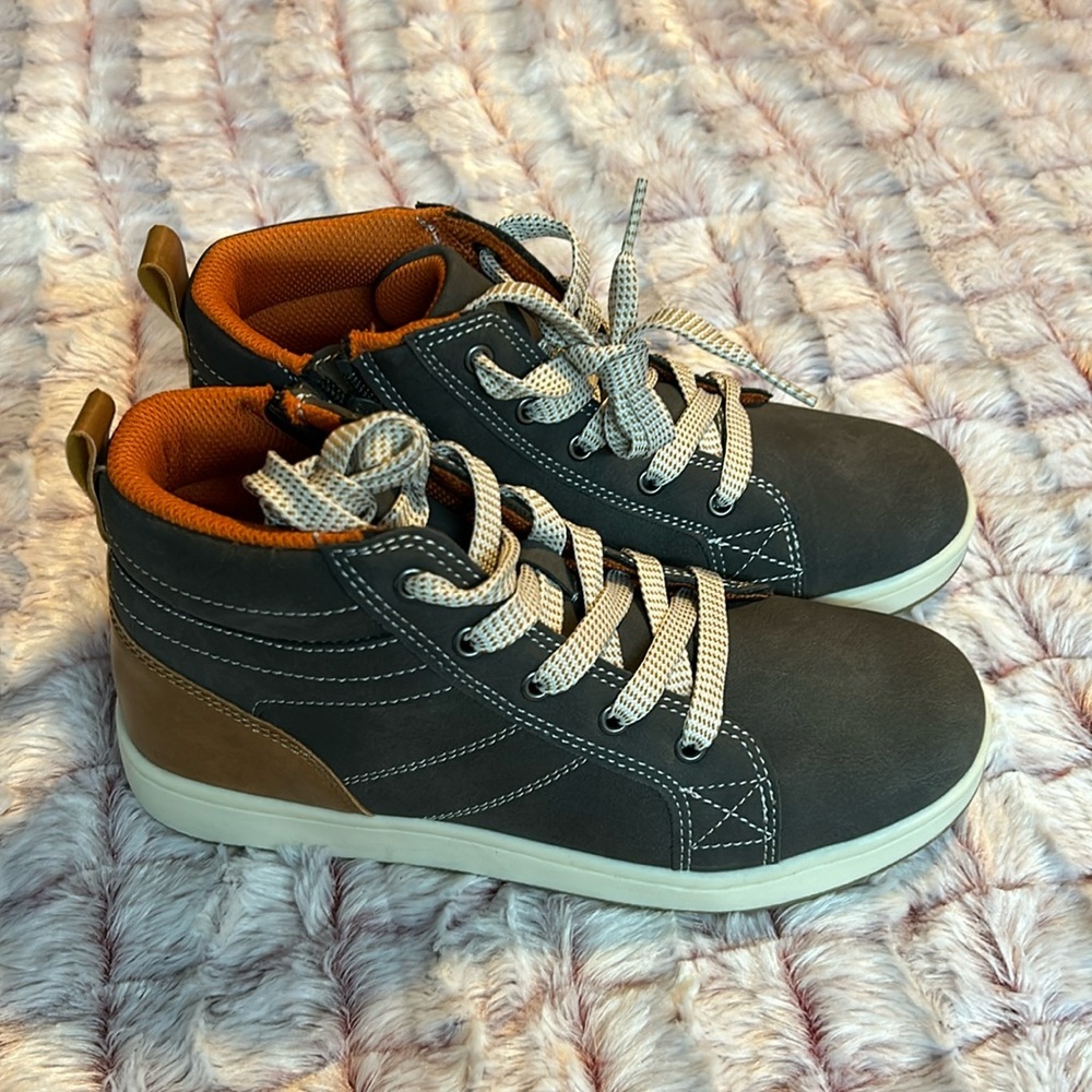 Day 5 Caleb boys high top sneakers size 4